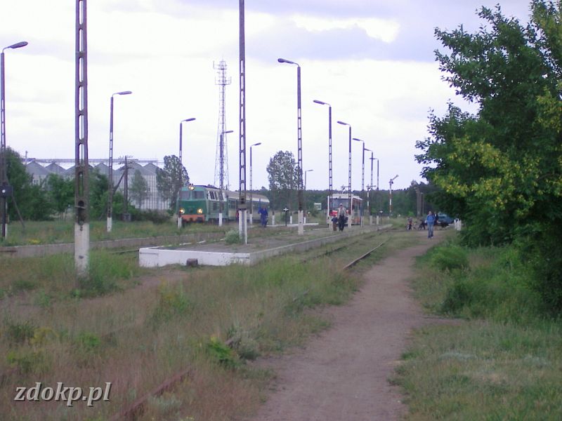 2005-06-06.036 slawa odjazd skladu do poznania.JPG - Sawa Wlkp. - mijanka, odjazd szynobusu w kierunku Poznania, 30.3 km
